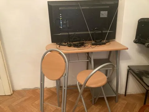 Prodajem stol za komjuter i dvije stolice