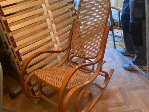 Prodajem stolicu za ljuljanje od drveta
