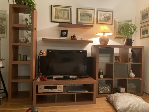Prodajem tv stalak,2 regala i 2 police
